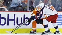Útočník Philadelphie Flyers Jakub Voráček (93) si kryje puk před protihráčem z... | na serveru Lidovky.cz | aktuální zprávy