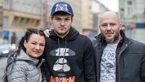Daniel Pekárek s rodiči po jeho propuštění z karantény na Bulovce.