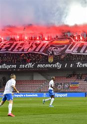 Dohrát, či přerušit? V českém fotbale panují rozepře, většina klubů by ale sezonu chtěla dokončit Fanoušci Sparty během utkání s Libercem | na serveru Lidovky.cz | aktuální zprávy