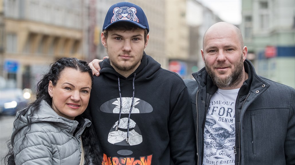 Daniel Pekárek s rodii po jeho proputní z karantény na Bulovce.