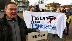 Protest proti stavb 1. továrny firmy Tesla v Evrop v nmecké obci Gruenheide...