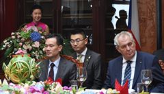 Poradcem prezidenta Miloe Zemana (vpravo) byl Jie ien-ming (vlevo na snímku...