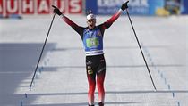 Johannes Thingnes Bö slaví v cílové rovince vítězství ve smíšených štafetách. | na serveru Lidovky.cz | aktuální zprávy