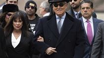 Bývalý Trumpův poradce Stone byl odsouzen ke 40 měsícům vězení. Mařil vyšetřování Roger Stone s manželkou Nydiou Stoneová před budovou soudu ve Washingtonu. | na serveru Lidovky.cz | aktuální zprávy