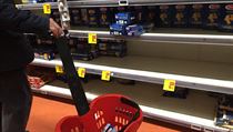 Prázdné regály v milánském supermarketu. Nárůst případů infekce koronavirem v...