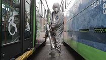 Muž dezinfikuje autobusovou garáž v Soulu v Jižní Koreji. | na serveru Lidovky.cz | aktuální zprávy