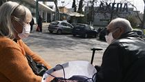 ON-LINE: První případ koronaviru se objevil v Řecku či Norsku. Roste počet nakažených v Itálii Pár s rouškami před nemocnicí ve městě Thessaloniki na severu Řecka. | na serveru Lidovky.cz | aktuální zprávy