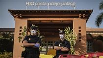 Policisté před hotelem H10 Costa Adeje Palace na Tenerife. | na serveru Lidovky.cz | aktuální zprávy
