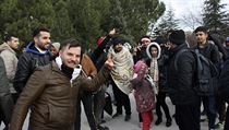 Migranti u tureckého Edirne na cestě k řecké hranici.