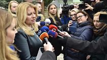 Slovenská prezidentka Zuzana Čaputová hovoří s novináři u volební místnosti v... | na serveru Lidovky.cz | aktuální zprávy