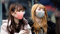 Japonky s nasazenými ochrannými rouškami před nákupním centrem v Tokiu. | na serveru Lidovky.cz | aktuální zprávy Japonky s nasazenými ochrannými rouškami před nákupním centrem v Tokiu. | na serveru Lidovky.cz | aktuální zprávy