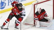 Útočník New Jersey Devils Pavel Zacha (37) se snaží přejít přes oponenta ze San... | na serveru Lidovky.cz | aktuální zprávy