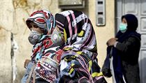 Koronavirus postihuje arabský svět. Zasáhl do voleb v Íránu, poutníci ze zahraničí nesmí na poutě do Mekky a Medíny Lidé s maskami v Teheránu. | na serveru Lidovky.cz | aktuální zprávy
