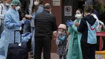 Českým hotelům mizí hosté. Cesty ruší firmy, školy i běžní turisté, desítky tisíc lidí mohou přijít o práci Zdravotnický personál kontroluje osoby před hotelem na ostrově Tenerife. | na serveru Lidovky.cz | aktuální zprávy