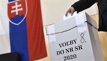 Muž hlasuje ve slovenských parlamentních volbách.