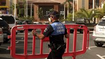 ON-LINE: V hotelu pod karanténou na Tenerife je šest Čechů. Koronavirus hlásí Rakousko a Chorvatsko Španělská policie u hotelu H10 Costa Adeje Palace na Tenerife. | na serveru Lidovky.cz | aktuální zprávy