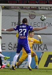 Trápení Sparty pokračuje i pod novým koučem. S Kotalem na lavičce prohrála v Olomouci SK Sigma Olomouc - AC Sparta Praha, hostující brankář Milan Heča (vpravo)... | na serveru Lidovky.cz | aktuální zprávy