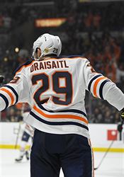 Bodová mašina Draisaitl. Urostlý Němec usiluje o trofej nejužitečnějšího hráče NHL Leon Draisaitl a Adamem Larssonem oslavují branku. | na serveru Lidovky.cz | aktuální zprávy