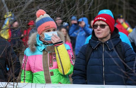 Fanoušci v lesích okolo biatlonového areálu v Novém Městě na Moravě. | na serveru Lidovky.cz | aktuální zprávy