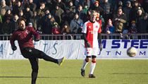 Momentka ze Silvestrovského derby internacionálů (Jiří Novotný se trefuje z... | na serveru Lidovky.cz | aktuální zprávy