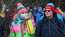 Fanoušci v lesích okolo biatlonového areálu v Novém Městě na Moravě. | na serveru Lidovky.cz | aktuální zprávy
