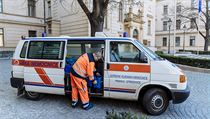 Sanitka před Úřadem vlády. | na serveru Lidovky.cz | aktuální zprávy