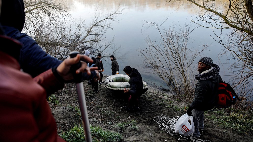 Migranti se snaí pekroit eku Evros, aby se dostali k eckým hranicím.