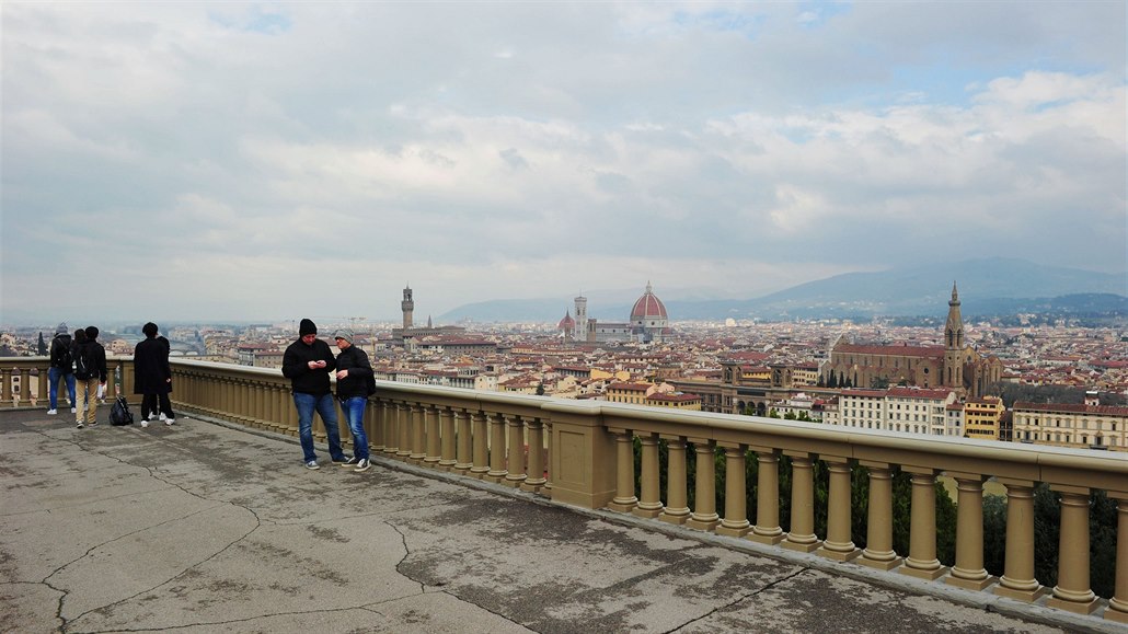 Slavný pohled na Florencii z Michelangelova námstí. Nyní je normáln...