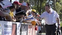 Ředitel McLarenu Zak Brown se podepisuje v Austrálii fanouškům. | na serveru Lidovky.cz | aktuální zprávy