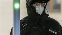 Příslušník policie s rouškou při vstupu na Pražský hrad. | na serveru Lidovky.cz | aktuální zprávy