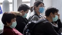 Asijští turisté s rouškami na letišti ve Frankfurtu v Německu. | na serveru Lidovky.cz | aktuální zprávy