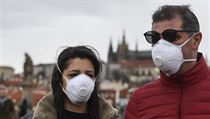 Lidé s nasazenými respirátory na Karlově mostě. | na serveru Lidovky.cz | aktuální zprávy