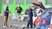 Někteří lidé v Ústeckém kraji na protest nenosí roušky, vzájemně se v tom podporují Lidé v Ústí nad Labem si dělají velké zásoby v souvislosti s koronavirem. | na serveru Lidovky.cz | aktuální zprávy