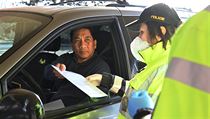 Policisté kontrolují 14. března 2020 řidiče na hranicích s Rakouskem v Mikulově... | na serveru Lidovky.cz | aktuální zprávy
