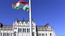 Vztažená maďarská vlajka před parlamentem v Budapešti. | na serveru Lidovky.cz | aktuální zprávy