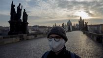 Muž prochází přes Karlův most. | na serveru Lidovky.cz | aktuální zprávy