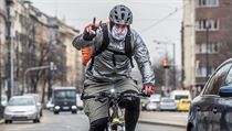 Kolař s rouškou v centru Prahy.