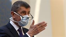 Premiér Andrej Babiš s ochrannou rouškou na tiskové konferenci po mimořádném...