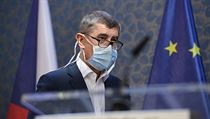 Premiér Andrej Babiš s ochrannou rouškou na tiskové konferenci po mimořádném...