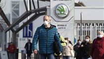 Lidé opouštějí automobilku Škoda Auto v Mladé Boleslavi. Lidé opouštějí automobilku Škoda Auto v Mladé Boleslavi.