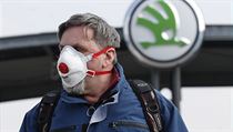 Muž s respirátorem před závodem Škoda Auto. | na serveru Lidovky.cz | aktuální zprávy