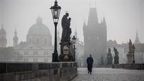 Na Karlově mostě se na jaře prochází stovky turistů, dnes se zde přes den... | na serveru Lidovky.cz | aktuální zprávy