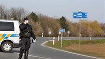 Policisté hlídají vjezd do uzavřené oblasti. | na serveru Lidovky.cz | aktuální zprávy