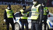 Svátky budou bez manévrů policie. Babiš spoléhá na solidaritu Čechů, jinak by se pravidla opět utužila Na hraničním přechodu Folmava se na příjezdu z Německa tvořily fronty. | na serveru Lidovky.cz | aktuální zprávy