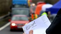 Pendler na hraničním přechodu Pomezí - Schirnding ukazuje potvrzení od... | na serveru Lidovky.cz | aktuální zprávy