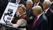 Americký prezident Donald Trump sleduje koordinátorku Bílého domu pro... | na serveru Lidovky.cz | aktuální zprávy