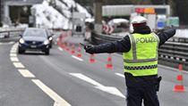 Rakouský policista na hranicích s Itálií v Brennerském průsmyku.