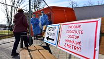 Opatření kvůli koronaviru u vstupu do areálu nemocnice Uherské Hradiště. Opatření kvůli koronaviru u vstupu do areálu nemocnice Uherské Hradiště.