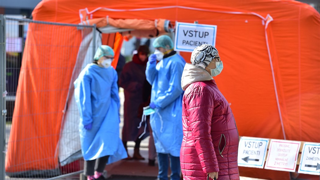 Opatení kvli koronaviru u vstupu do areálu  nemocnice Uherské Hradit.