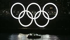 Olympijské kruhy v Japonsku stále svítí.